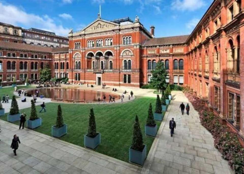 Appartement Charming With Private Balcony, On 1st Floor, With 2 Bathrooms, 3 Min Walk To Earl's Court Station Londen