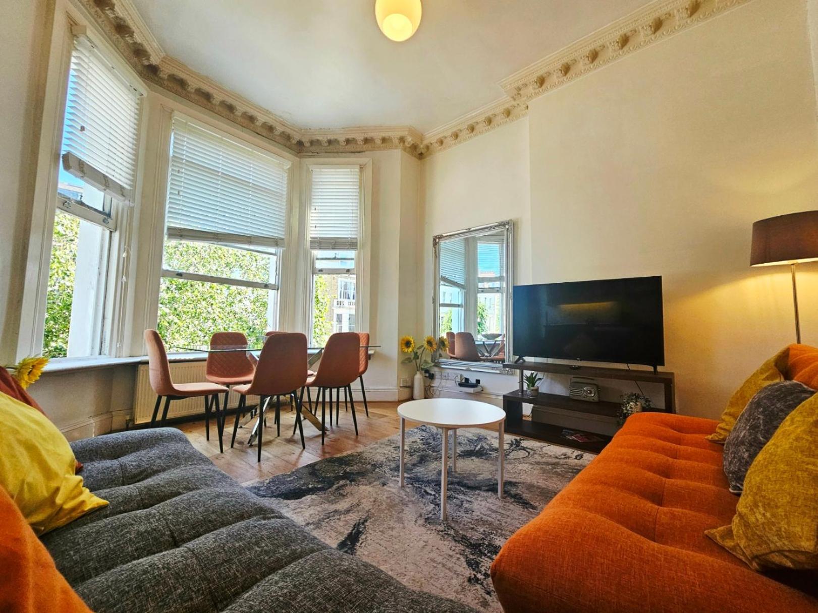 Appartement Charming With Private Balcony, On 1st Floor, With 2 Bathrooms, 3 Min Walk To Earl's Court Station Londen