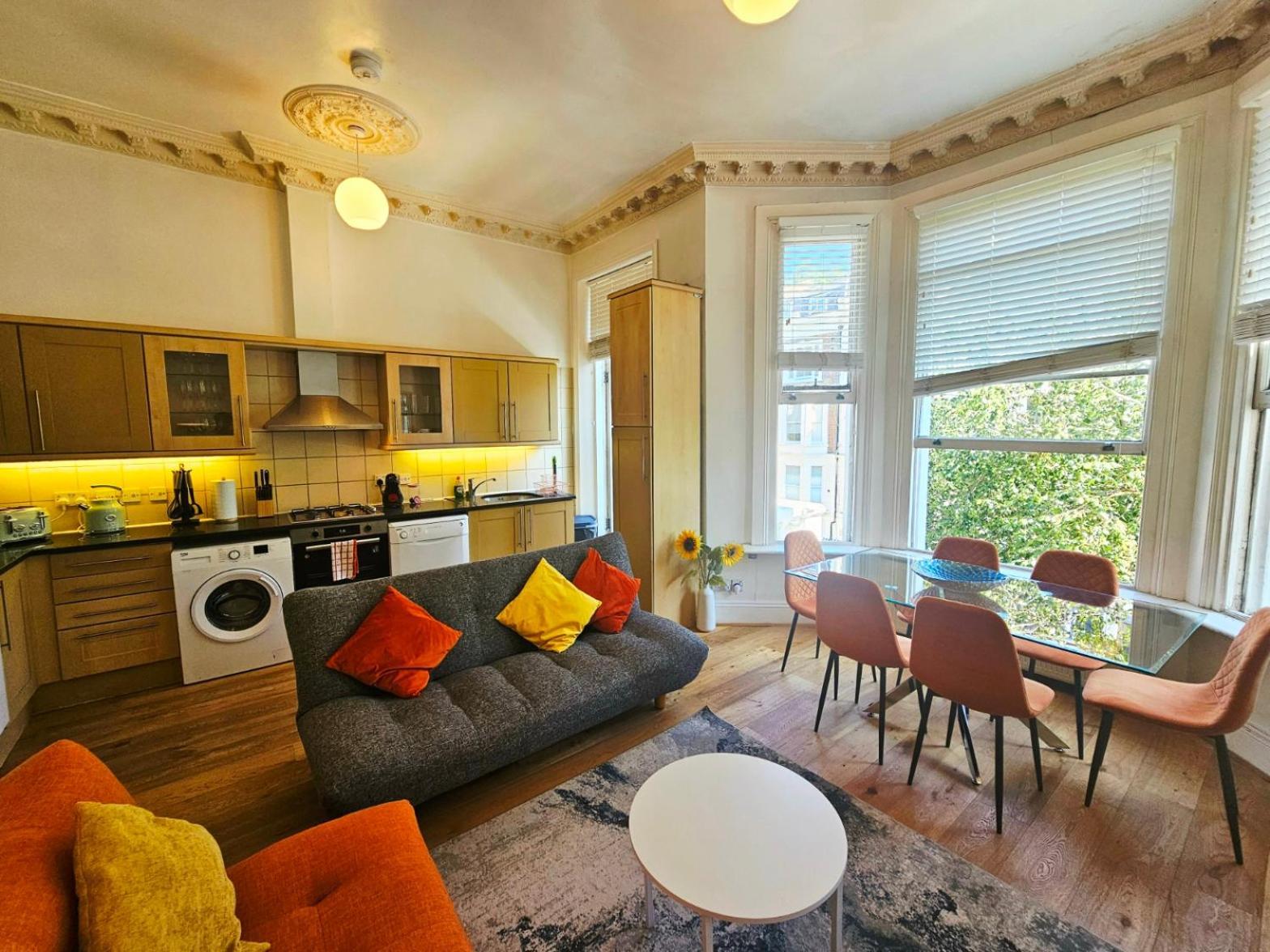 Charming With Private Balcony, On 1st Floor, With 2 Bathrooms, 3 Min Walk To Earl's Court Station * Londen