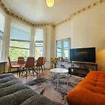 Charming Home With Private Balcony, On 1St Floor, With 2 Bathrooms, 3 Min Walk To Earl\'S Court Station