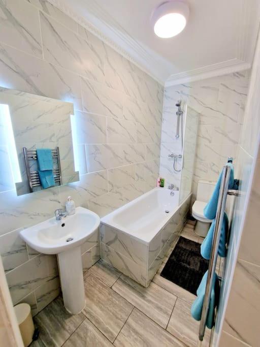 Charming With Private Balcony, On 1st Floor, With 2 Bathrooms, 3 Min Walk To Earl's Court Station Appartement Londres