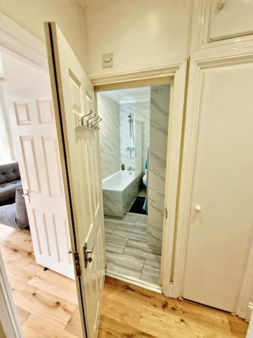 Charming With Private Balcony, On 1st Floor, With 2 Bathrooms, 3 Min Walk To Earl's Court Station Appartement Londres