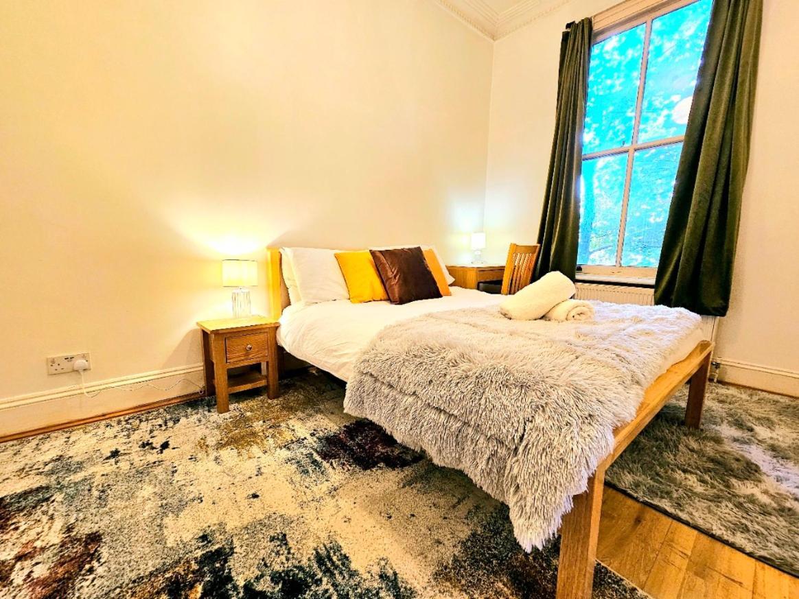 Charming With Private Balcony, On 1st Floor, With 2 Bathrooms, 3 Min Walk To Earl's Court Station Appartement Londres