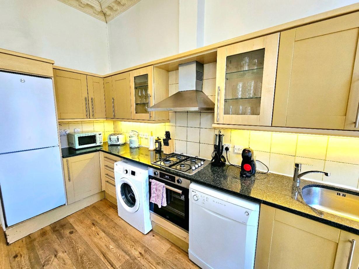 Charming With Private Balcony, On 1st Floor, With 2 Bathrooms, 3 Min Walk To Earl's Court Station Appartement Londres