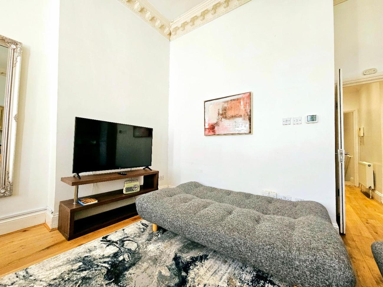 Charming With Private Balcony, On 1st Floor, With 2 Bathrooms, 3 Min Walk To Earl's Court Station Appartement Londres