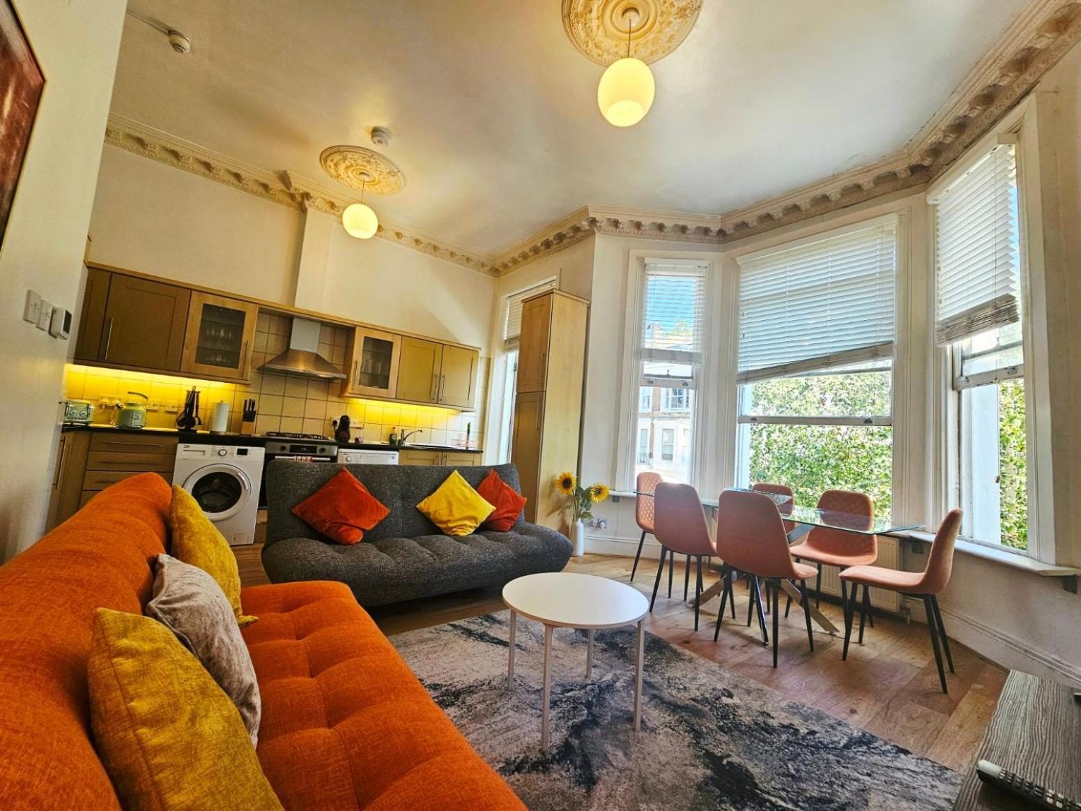 Charming With Private Balcony, On 1st Floor, With 2 Bathrooms, 3 Min Walk To Earl's Court Station Londres