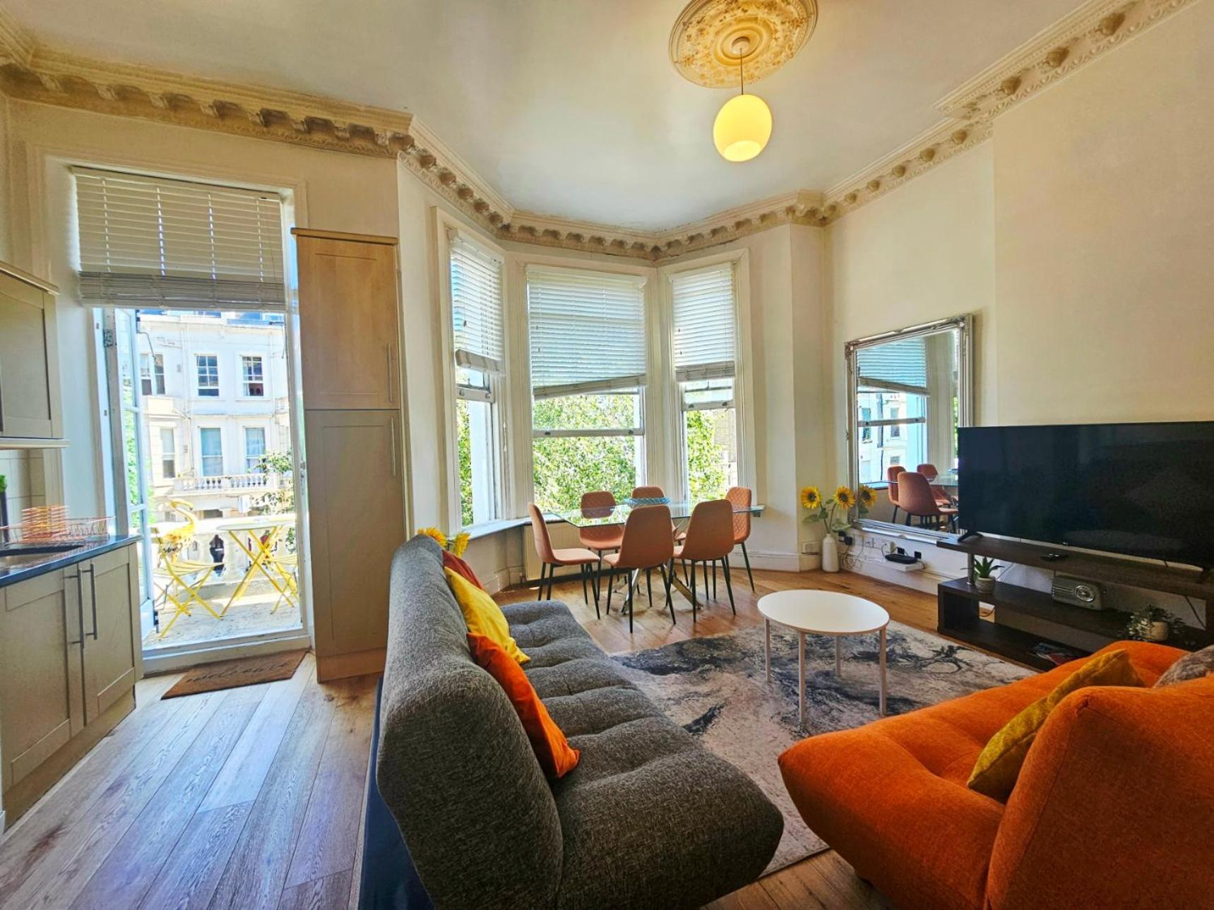 Charming With Private Balcony, On 1st Floor, With 2 Bathrooms, 3 Min Walk To Earl's Court Station Appartement